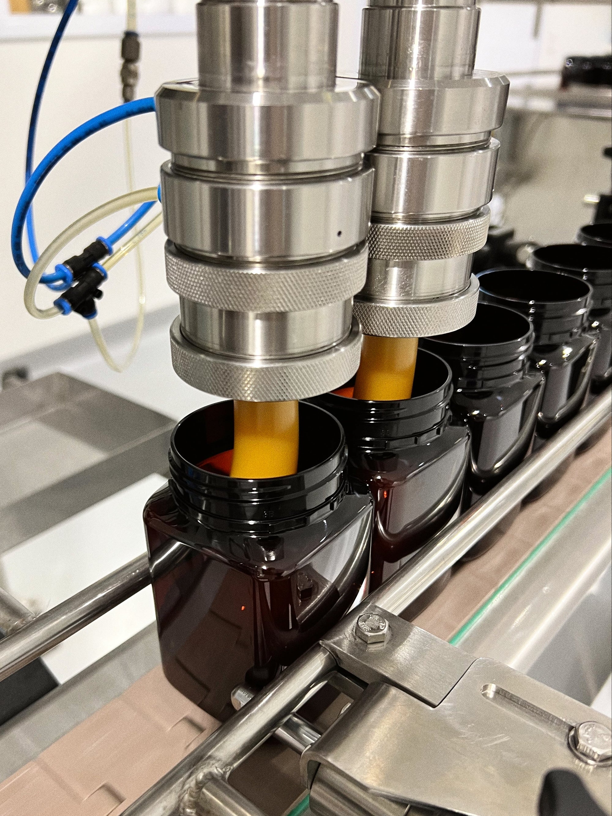 BeeNZ honey packing machine filling jar with manuka honey